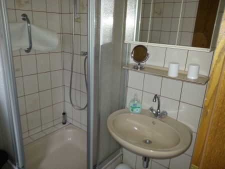 Bad mit Dusche und Wascmaschine