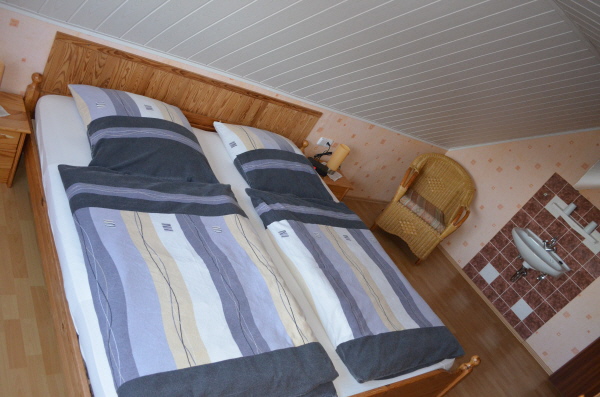 Eltrnschlafzimmer mit Kinderbett